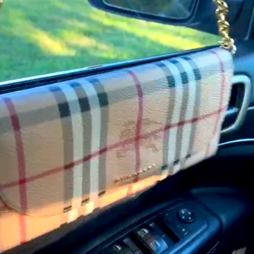 Burberry wallet on chain